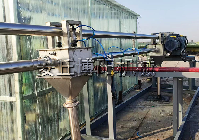 橡膠粉管鏈式輸送機為什么被各行業(yè)廣泛應用？