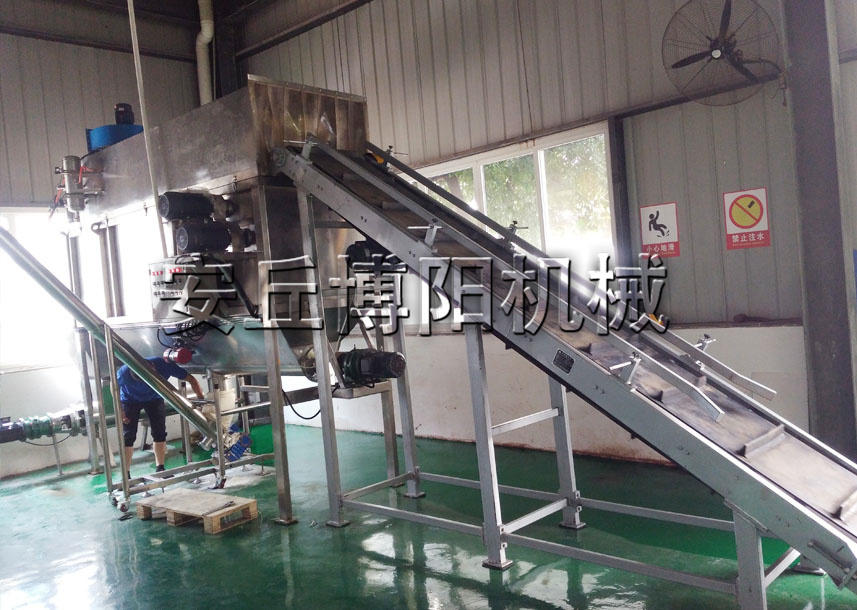 石灰粉自動(dòng)拆包機(jī)的特點(diǎn) 無(wú)塵自動(dòng)破袋機(jī)應(yīng)用廣泛